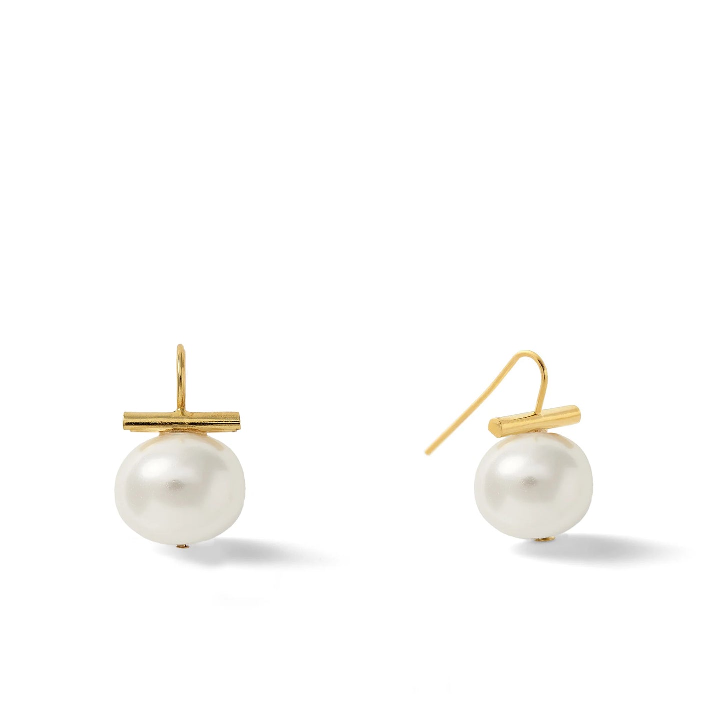 Medium Pearl Wire Earring