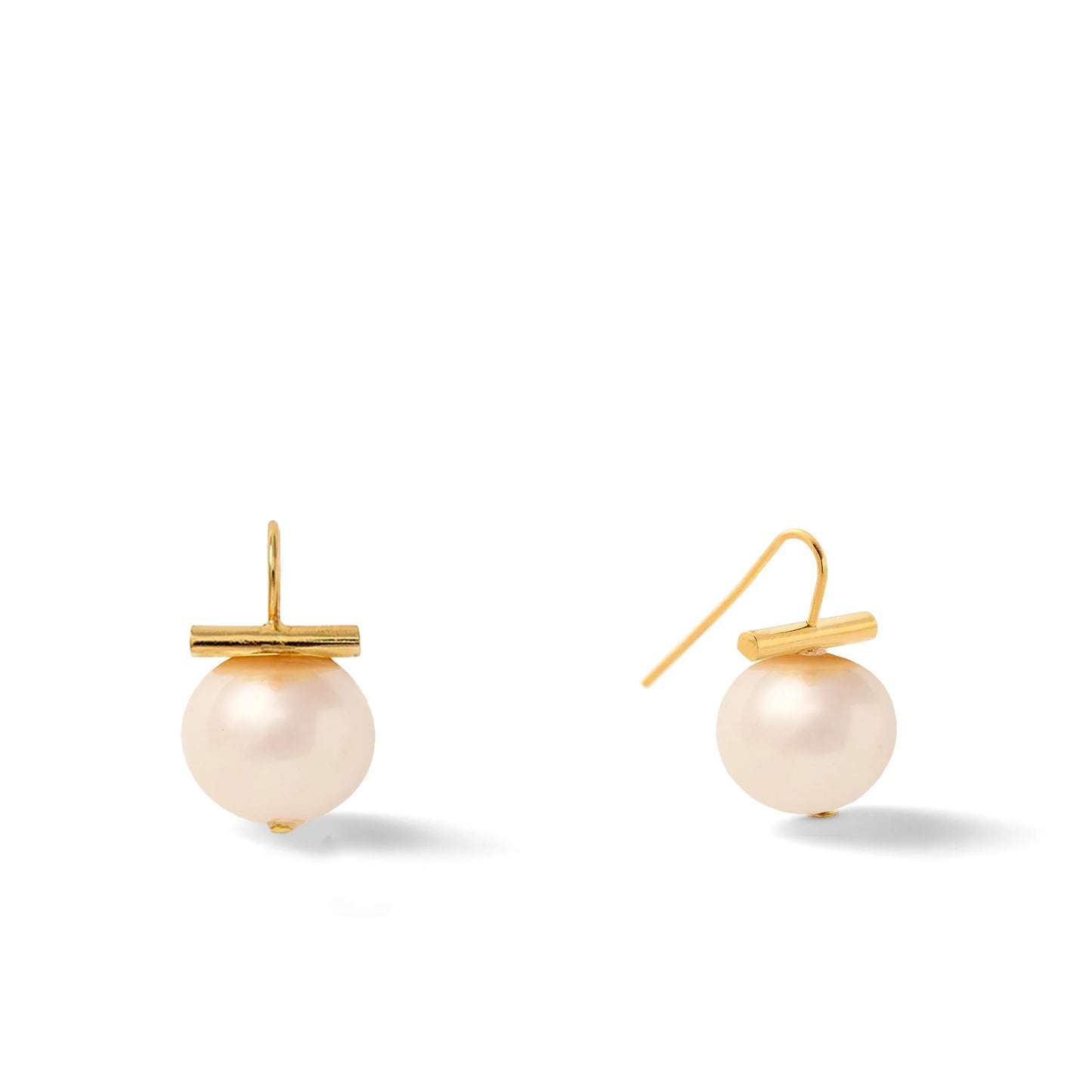 Medium Pearl Wire Earring